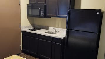 Full-sized fridge, microwave, stovetop, coffee/tea maker