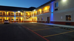 Bagian depan properti - sore/malam