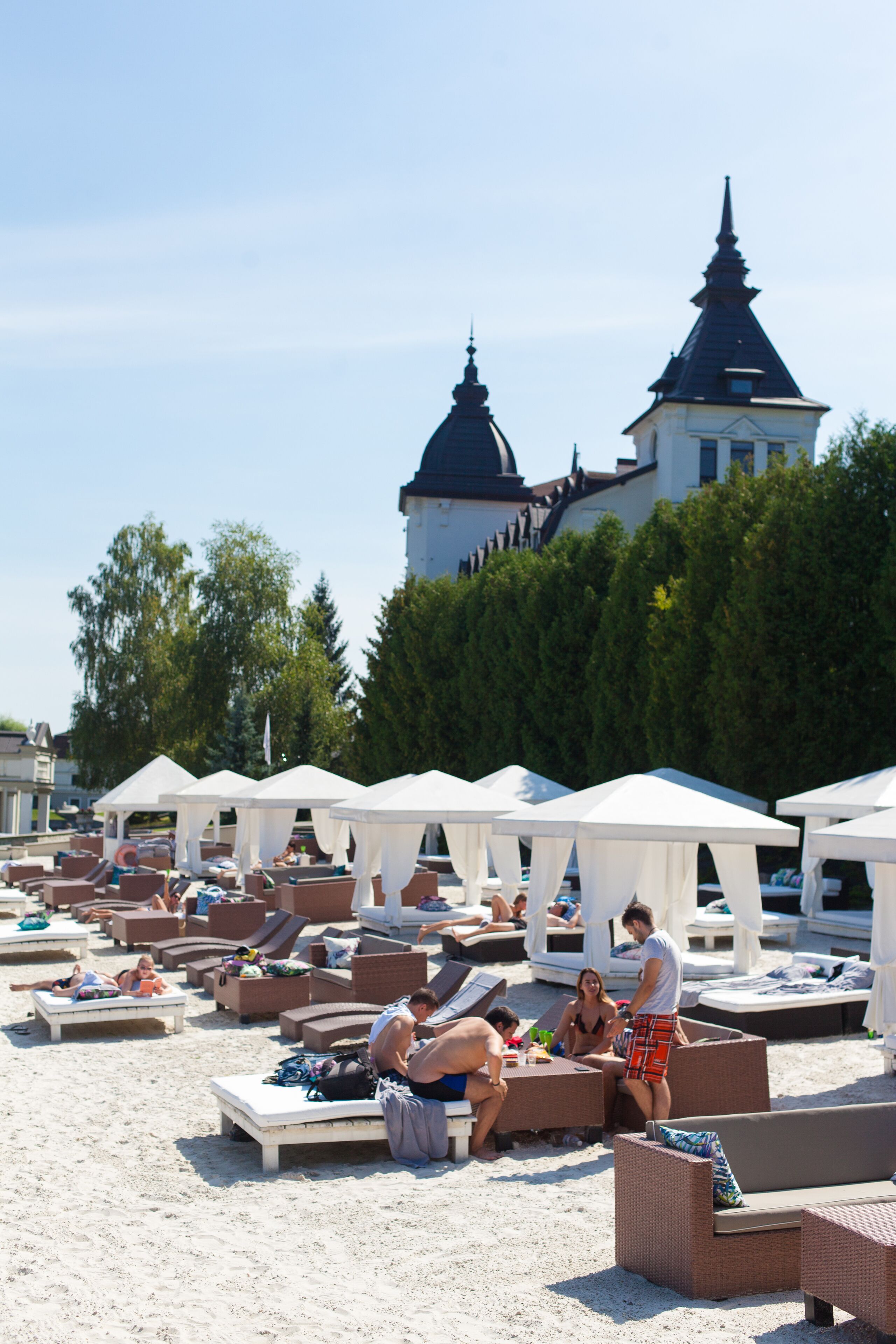 Plage privée, sable blanc, chaises longues, serviettes de plage