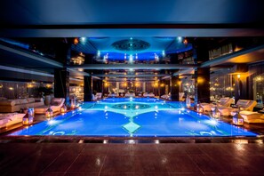 Alberca techada, acceso de 08:30 a 22:00, y camastros 