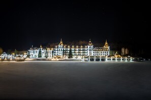Vista frontal de la propiedad por la tarde o noche