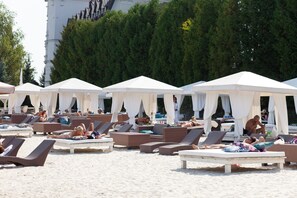 Playa privada, arena blanca, sillas reclinables de playa