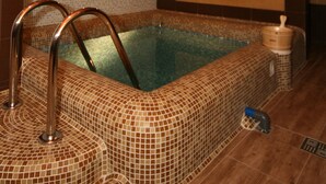 室內 SPA 浴池