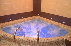 Indoor spa tub - Fortuna Hotel (Lviv)