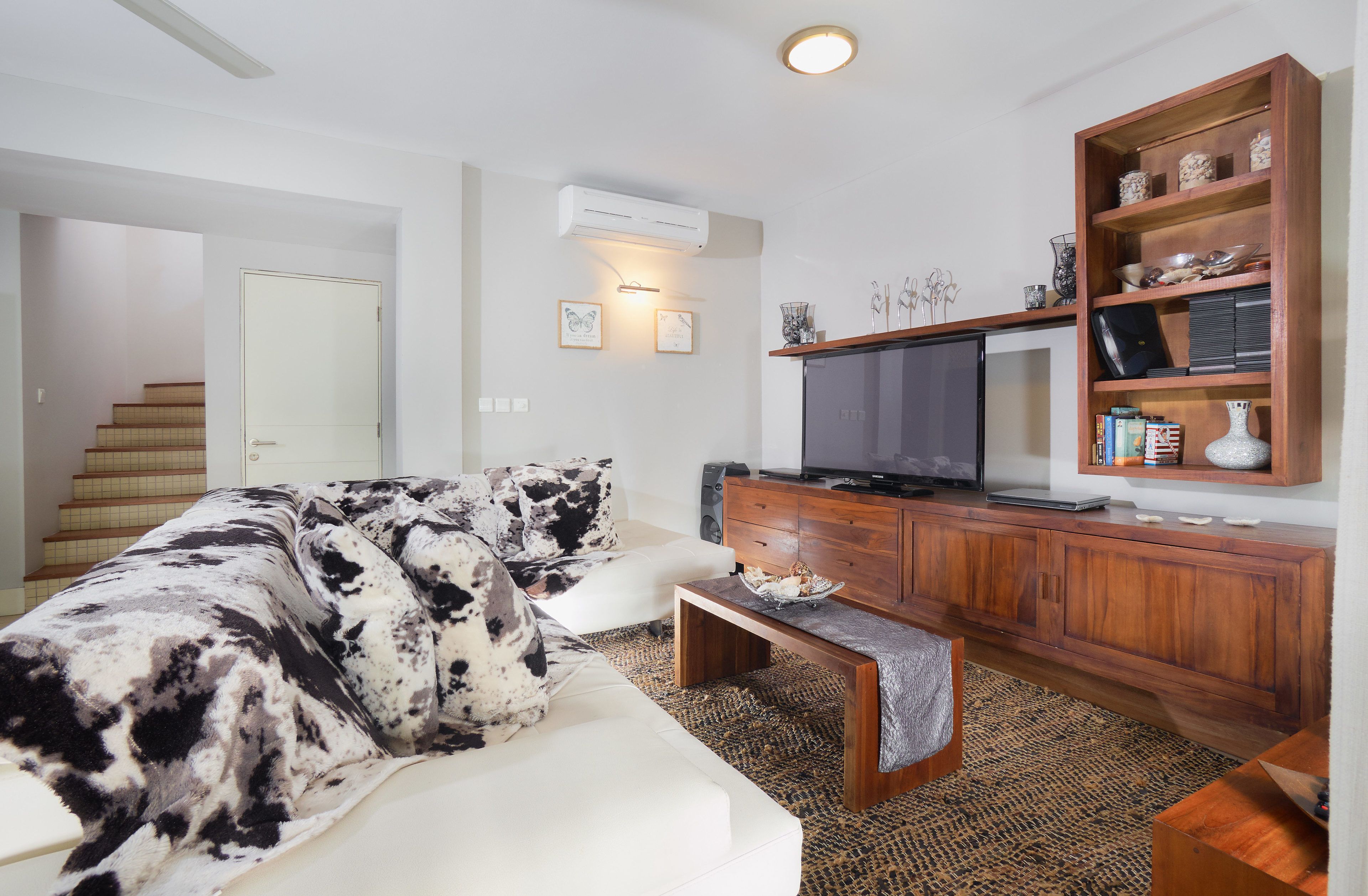 3 bedroom villa | living room | tv