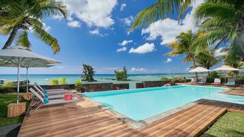 Udendørs pool, parasoller, liggestole