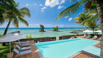 Udendørs pool, parasoller, liggestole