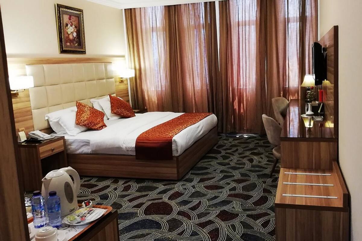 Executive Suite | In-room safe, desk, laptop workspace, soundproofing