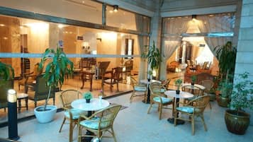 حيث تُقدم وجبات الإفطار، الغداء، العشاء، الأطباق العالمية