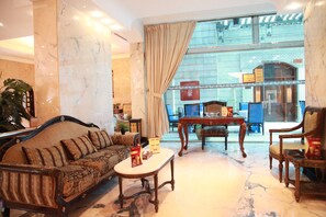 Coin salon dans le hall