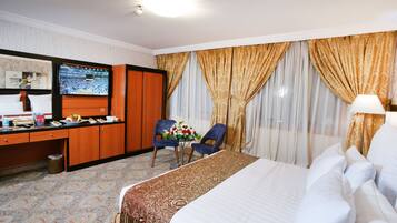 ميني بار وخزنة داخل الغرفة وتجهيزات عازلة للصوت وواي فاي مجانًا