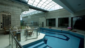 Swim-up bar