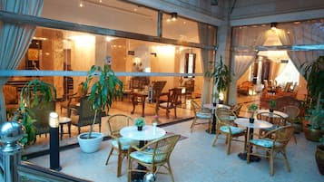Lobby lounge