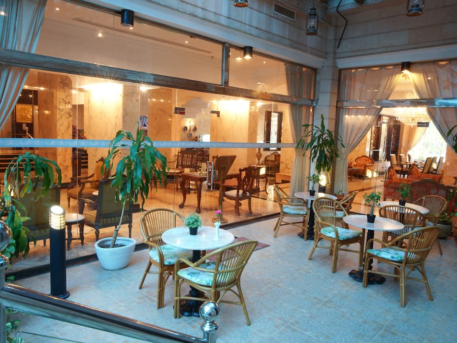 Lobby lounge