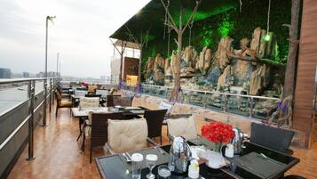 Se sirven desayunos, comidas, cenas y cocina internacional