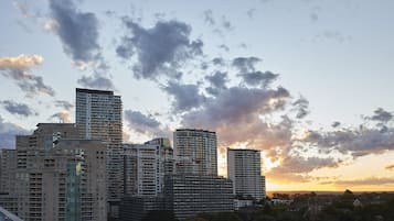 Un paisaje urbano con varios edificios altos, incluyendo un edificio curvo distintivo y una estructura rectangular imponente.