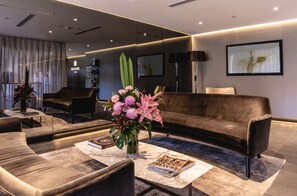 Lobby sitting area - Silkari Suites Chatswood (Chatswood)