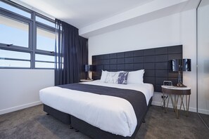 Soundproofing, iron/ironing board, free WiFi, bed sheets - Silkari Suites Chatswood (Chatswood)
