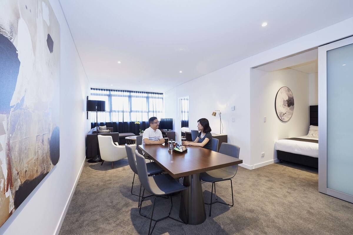 Flat-screen TV, pay films