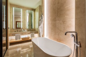 Hårtørrer, badekåber, hjemmesko, bidet