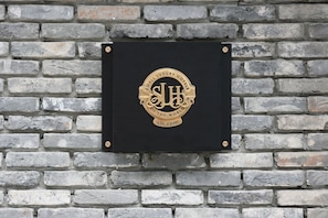 A plaque with a logo and text on a brick wall. - Hotel28 Myeongdong (Seoul)