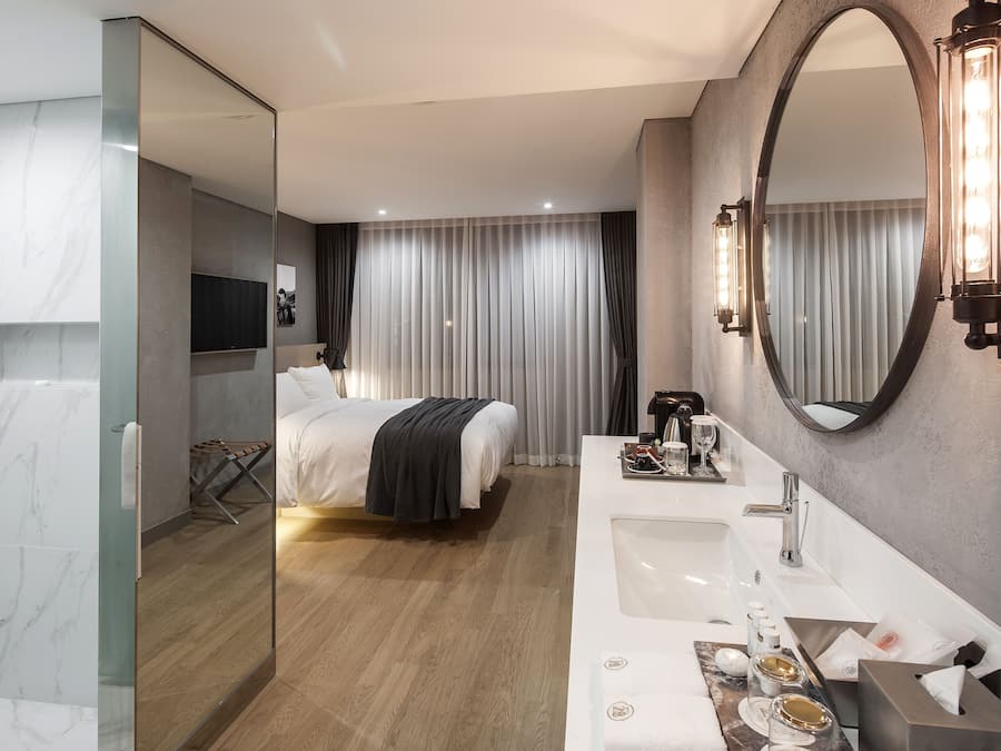 Free minibar, in-room safe, laptop workspace, blackout drapes