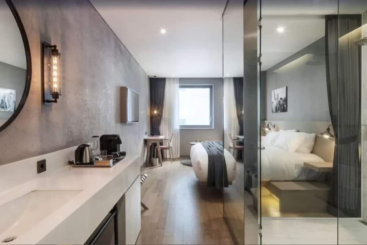 Free minibar, in-room safe, laptop workspace, blackout curtains