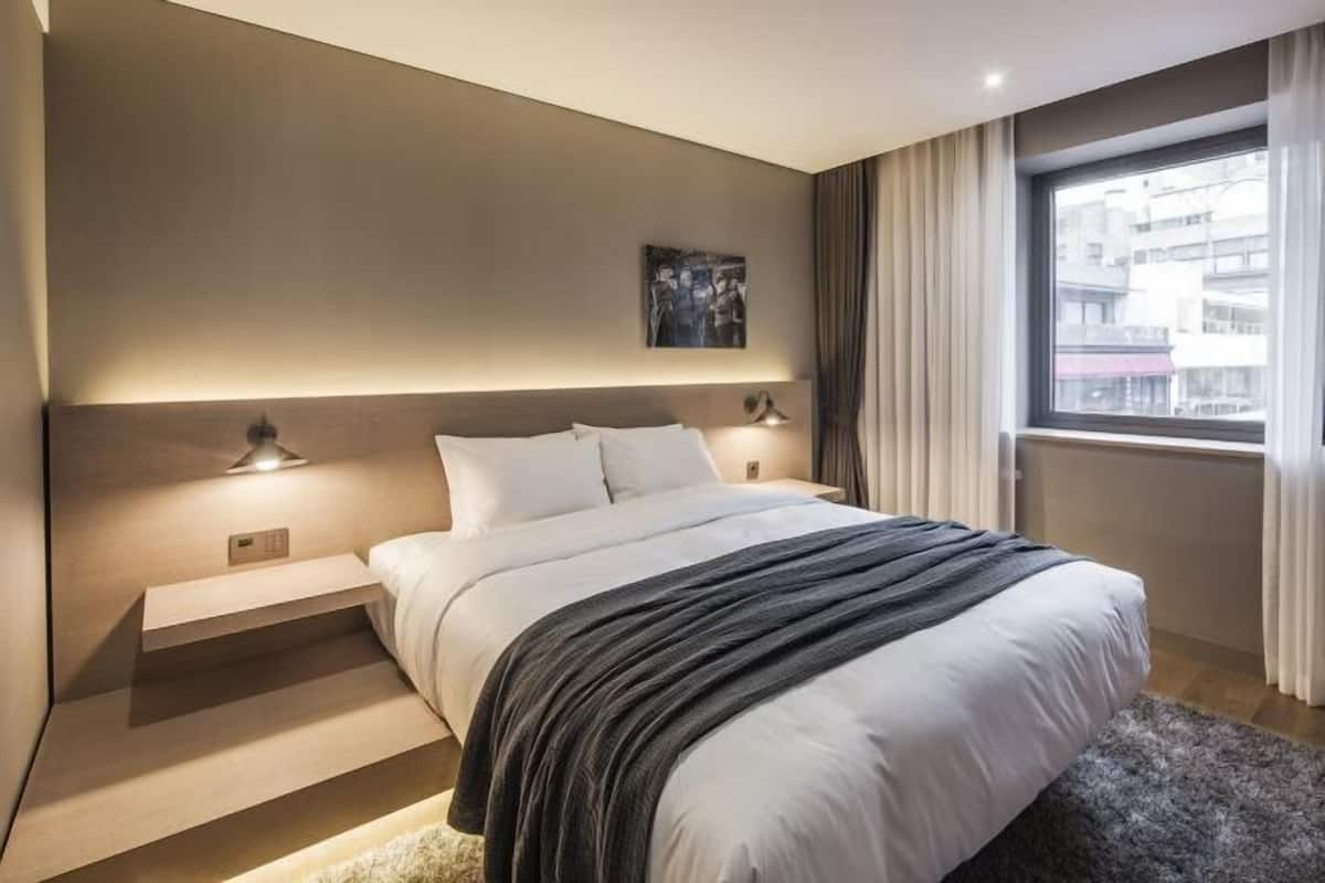 Free minibar, in-room safe, laptop workspace, blackout curtains