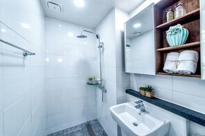 Shower, free toiletries, hair dryer, towels - Haedameun Residence Hotel (Seogwipo)