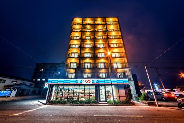 Front of property - evening/night - Haedameun Residence Hotel (Seogwipo)