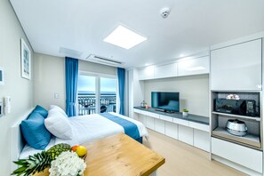 ห้องดีลักซ์, เตียงควีนไซส์ 1 เตียง, ระเบียง | Wi-Fi ฟรี