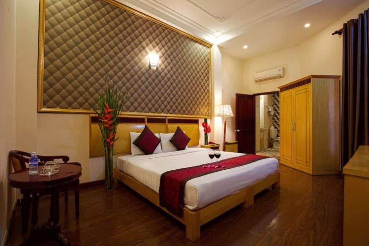 Superior Double or Twin Room | Minibar, in-room safe, desk, blackout drapes