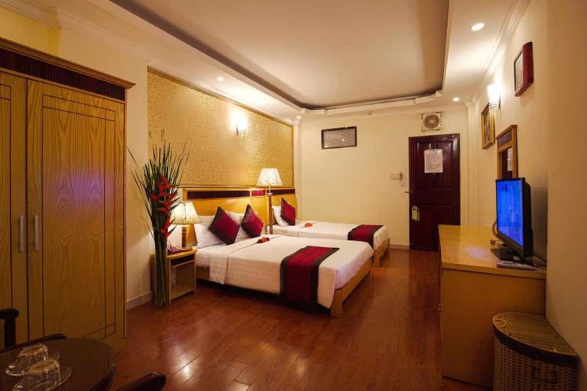 Triple Room | Minibar, in-room safe, desk, blackout drapes