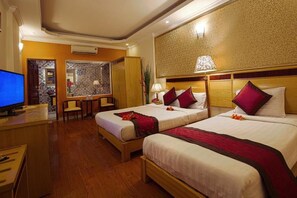 มินิบาร์, ตู้นิรภัยในห้องพัก, โต๊ะทำงาน, ผ้าม่านกันแสง