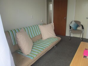 Televisi layar datar 42-inci dengan saluran TV digital, TV, dan Netflix