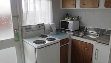 Lemari es, microwave, kompor, dan ketel listrik