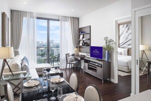 The Pillars One Bedroom Residences | 房內夾萬、書桌、遮光窗簾/窗簾、隔音