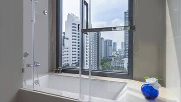 The Pillars Executive Studio Residences | Bagno | Vasca e doccia separate, set di cortesia gratuito, asciugacapelli
