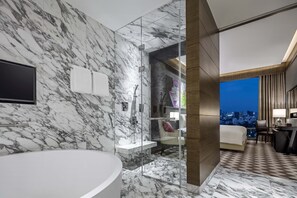 Standaard kamer | Badkamer | Een aparte badkuip en douche, een diep bad, designer toiletartikelen