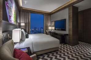 Ayutthaya Suites | Peralatan tempat tidur premium, bar mini, peti besi dalam bilik, meja 