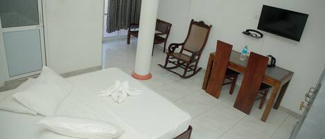 Standaard kamer, 1 twee- of 2 eenpersoonsbedden (with A/C) | Een bureau, een strijkplank/strijkijzer, gratis wifi, beddengoed