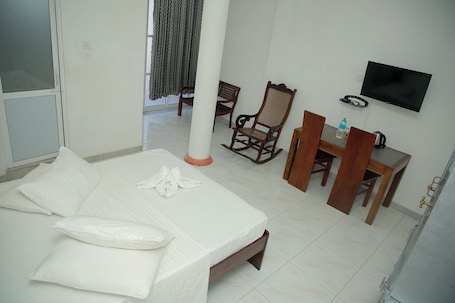 Habitación estándar con 1 cama doble o 2 individuales (with A/C) | Escritorio, tabla de planchar con plancha, wifi gratis y ropa de cama. Villa 142