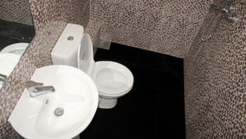 标准双人房或双床房 (with A/C) | 浴室 | 淋浴设施、免费洗浴用品、吹风机、毛巾