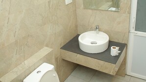 Dobbelt- eller tomannsrom – standard (with A/C) | Bad | Dusj, toalettartikler (inkludert), hårføner og håndklær