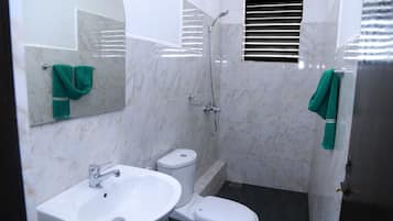 Dobbelt- eller tomannsrom – standard (with A/C) | Bad | Dusj, toalettartikler (inkludert), hårføner og håndklær