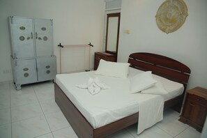 Habitación estándar con 1 cama matrimonial o 2 individuales (with A/C) | Escritorio, tabla de planchar con plancha, wifi gratis y ropa de cama 