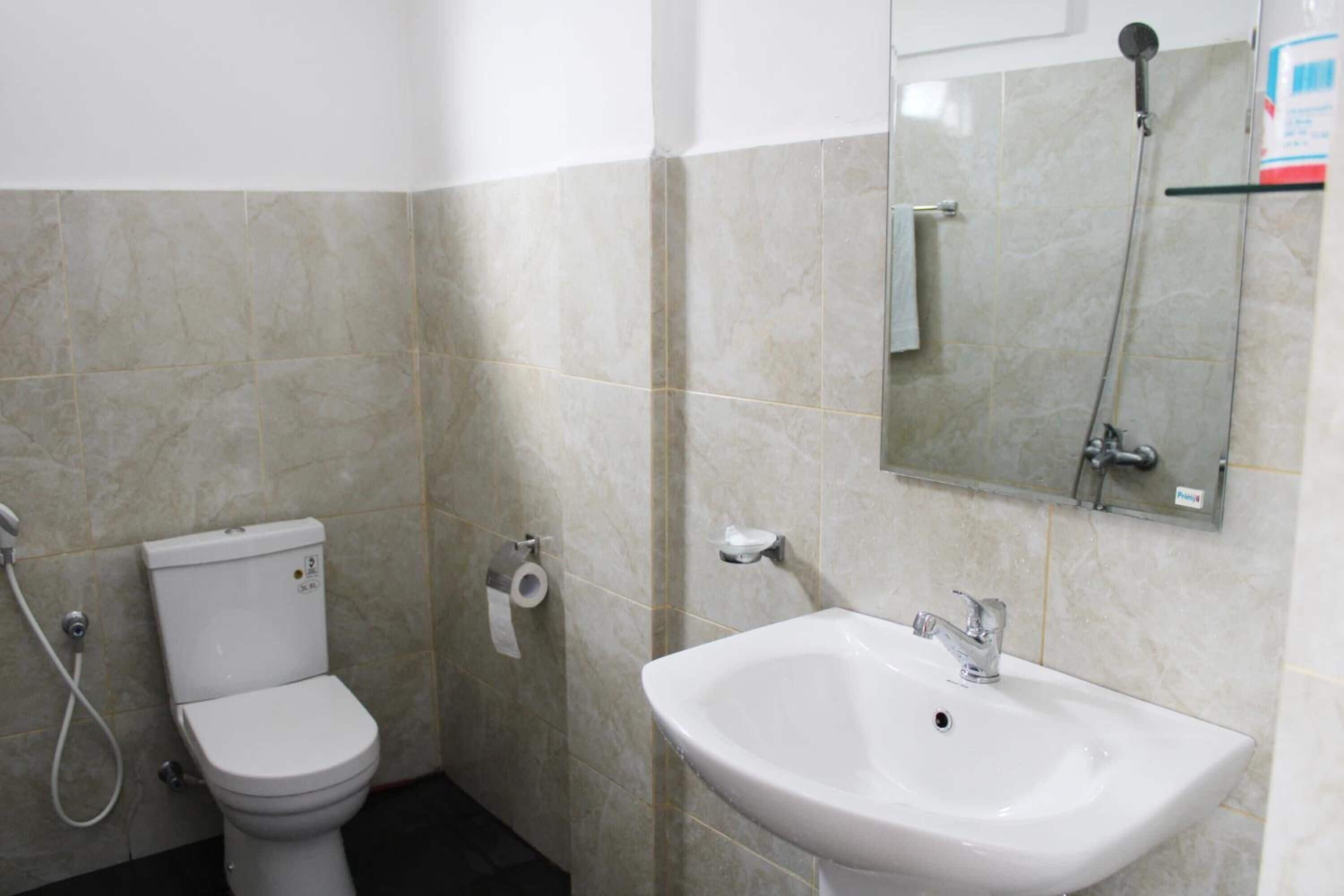 Een douche, gratis toiletartikelen, een haardroger, handdoeken