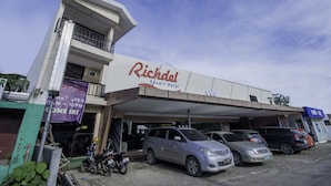 A building with a sign reading "Richdel Resort Hotel". - OYO 725 Richdel Resort Hotel (Lapu-Lapu)