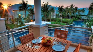 Luxury-Apartment, 2 Schlafzimmer, Poolblick, Poolseite | Blick vom Balkon