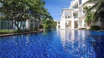 Luxury-Apartment, 2 Schlafzimmer, Poolblick, Poolseite | Außenpool | Innenpool, Außenpool